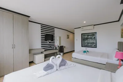 シービューの4人部屋 — Royal Beach Residence, Patong Beach