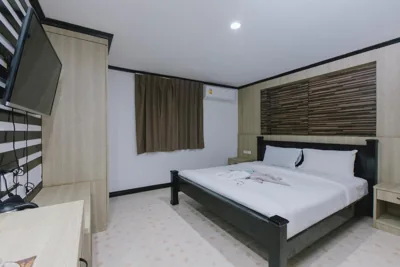 スタンダードダブルルーム — Royal Beach Residence, Patong Beach